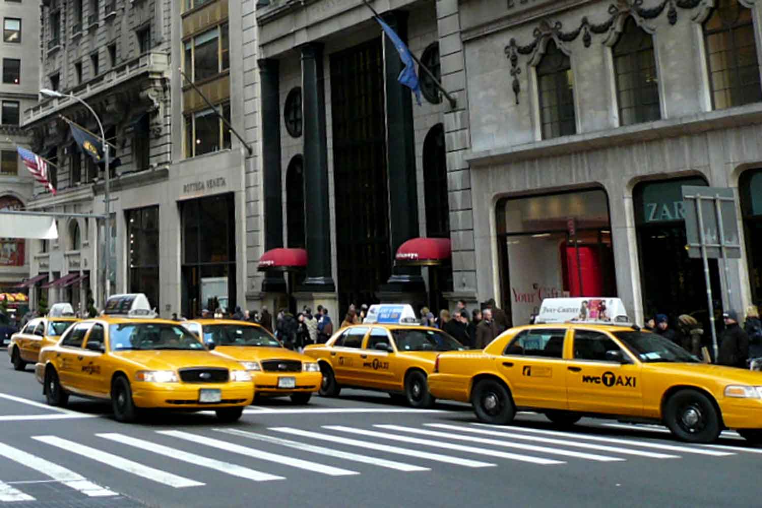 アメリカ・ニューヨーク市内を走行する複数台のイエローキャブ