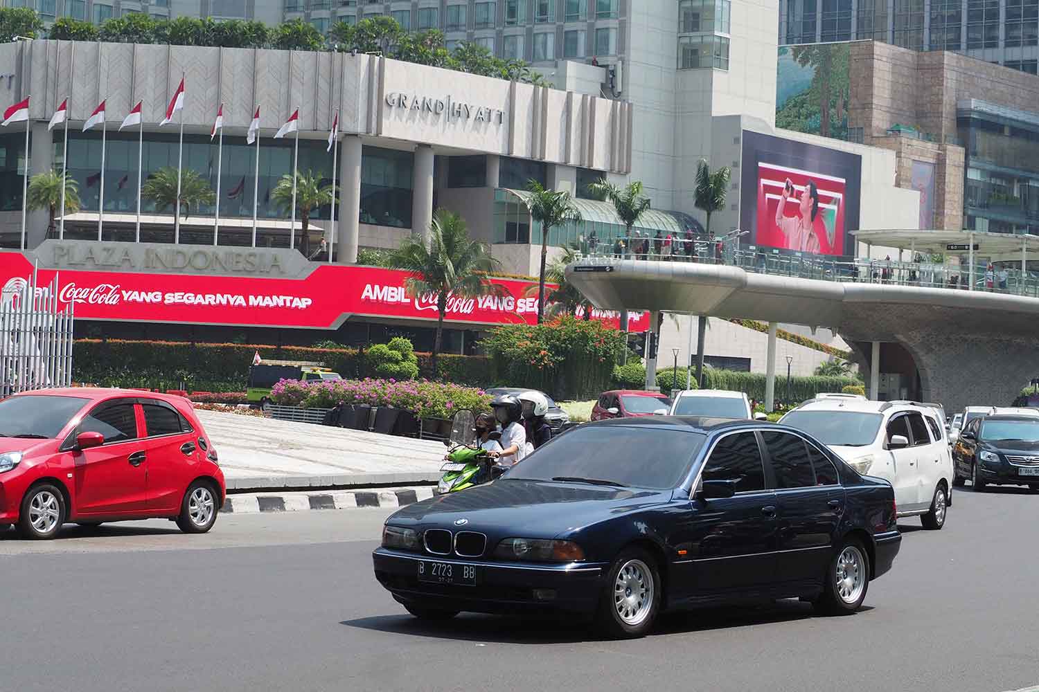 ジャカルタ市内を走行するBMW5シリーズ（4代目） 〜 画像1