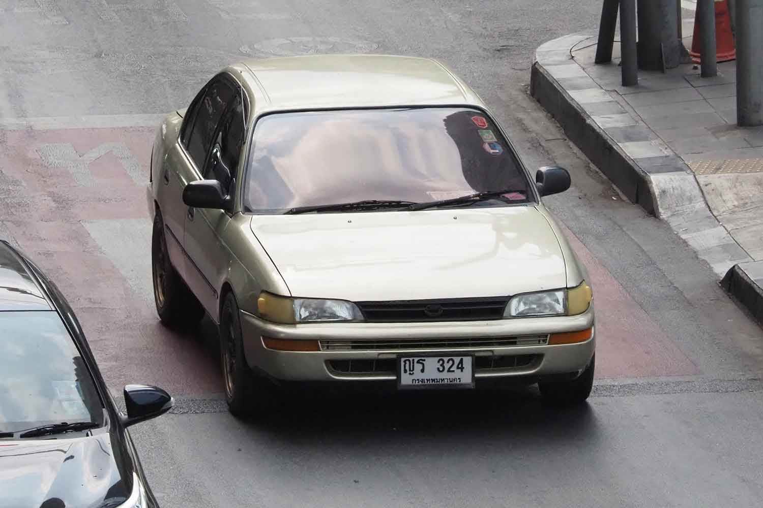 バンコク市内を走行するトヨタ・カローラ（7代目） 〜 画像5