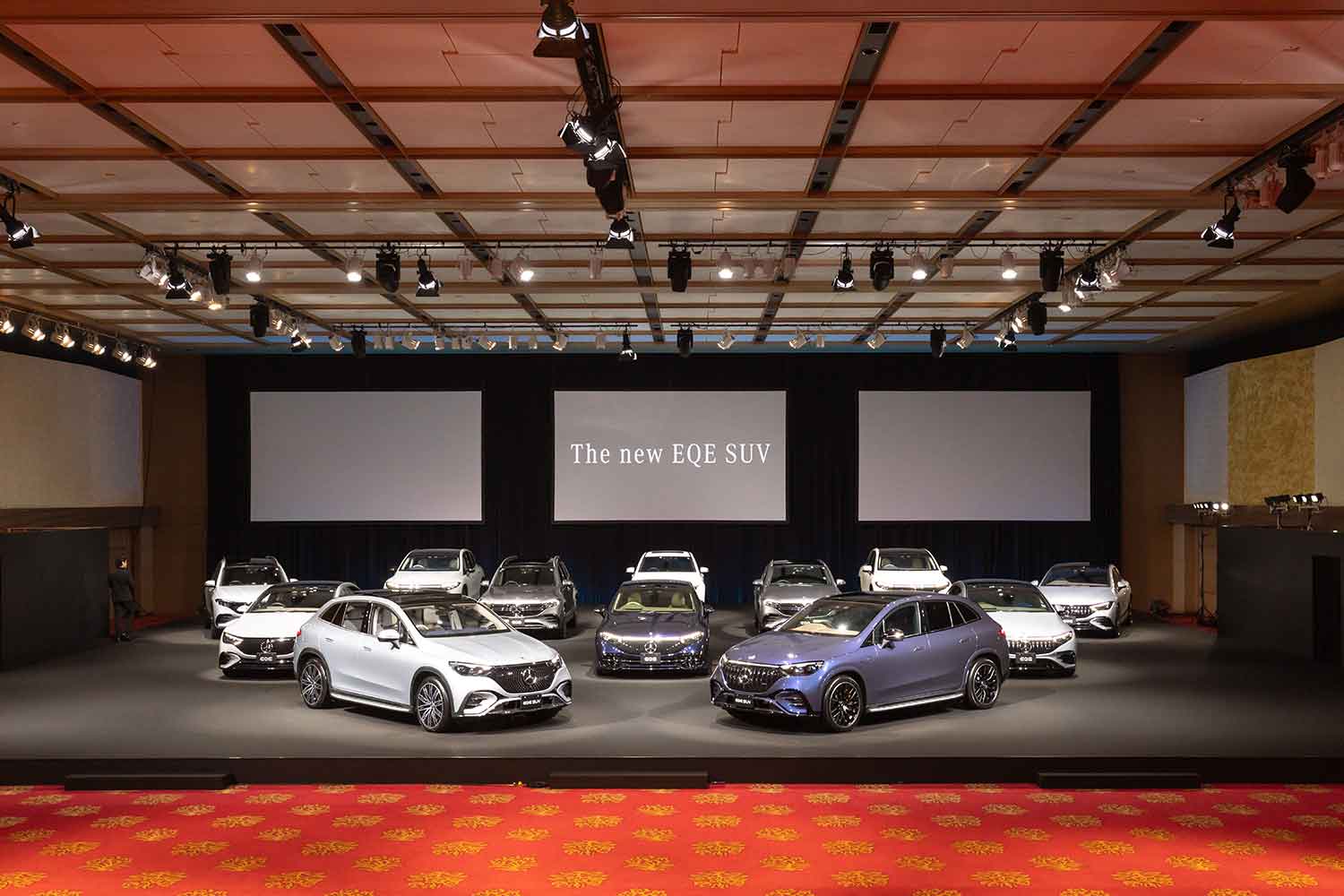メルセデス・ベンツ EQE SUV発表会の壇上に展示されていたメルセデスEQシリーズ