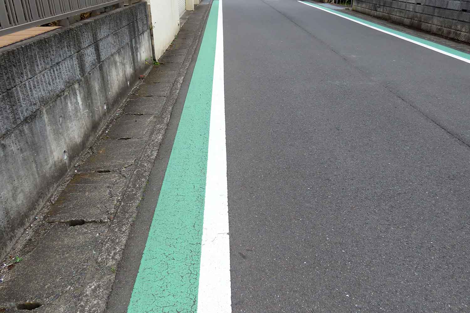 車道の歩行者側の緑色のカラー舗装 〜 画像3