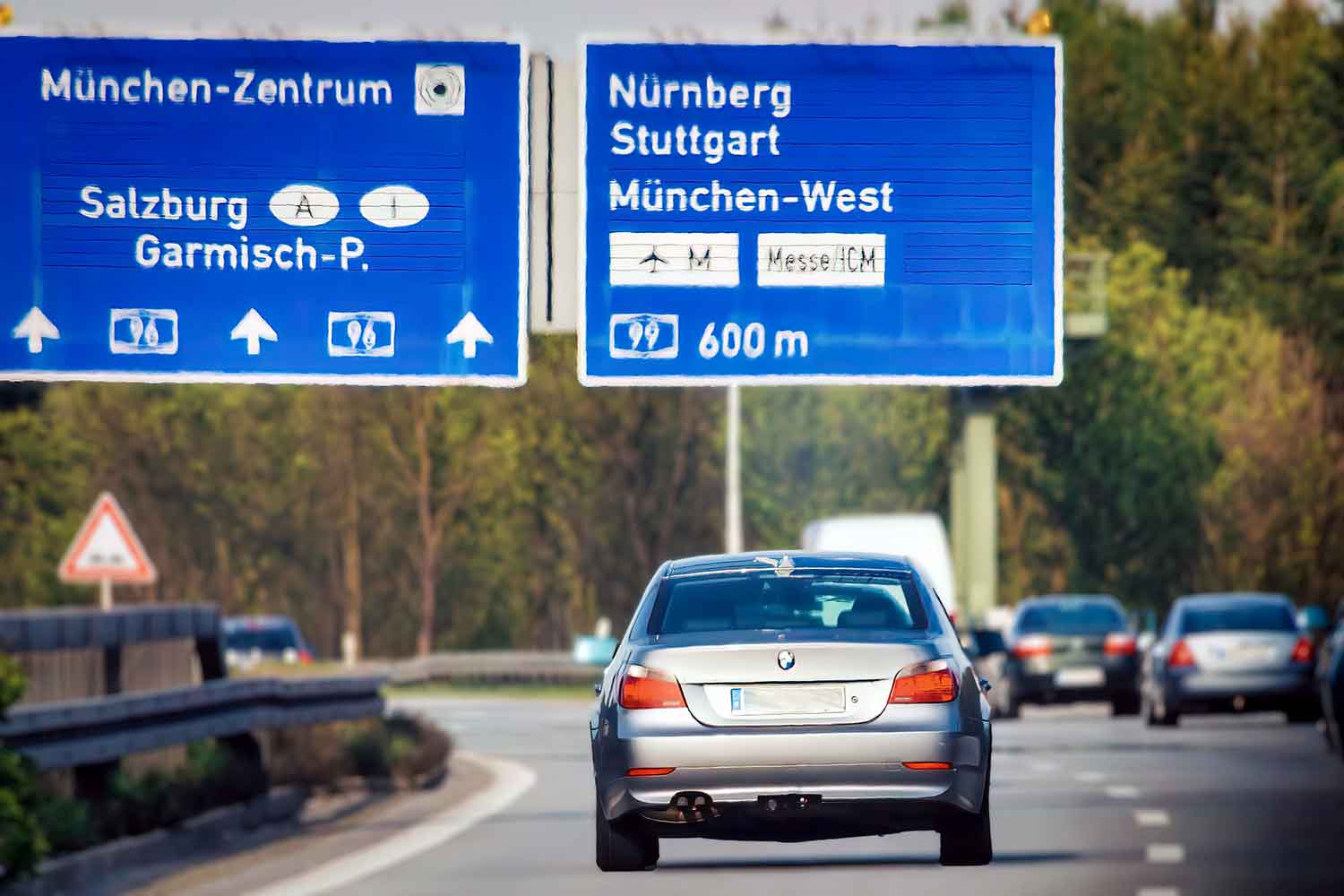 ヨーロッパの高速道路の案内看板のイメージ写真