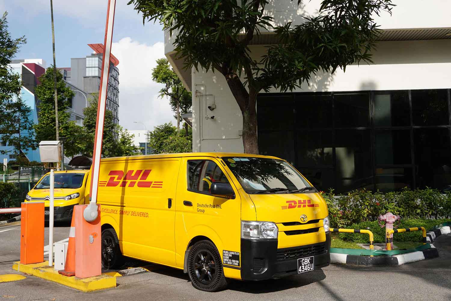 「ミシュラン アプティス・プロトタイプ」を装着して走行しているシンガポールのDHL配達車両