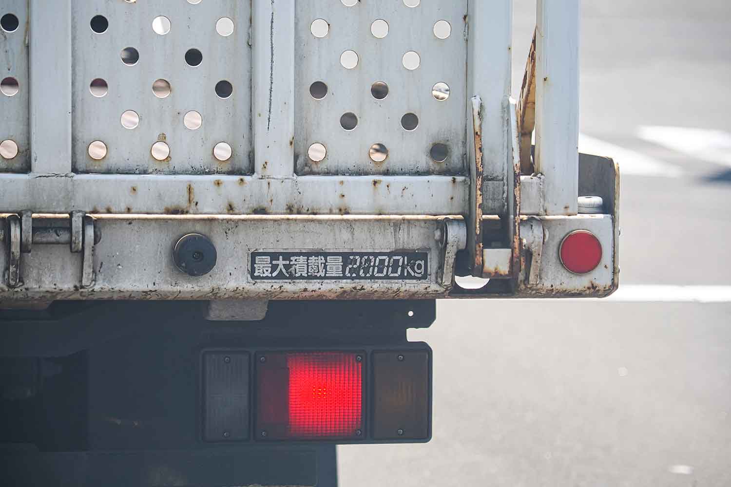 大型トラックに貼られた最大積載量の表示 〜 画像1