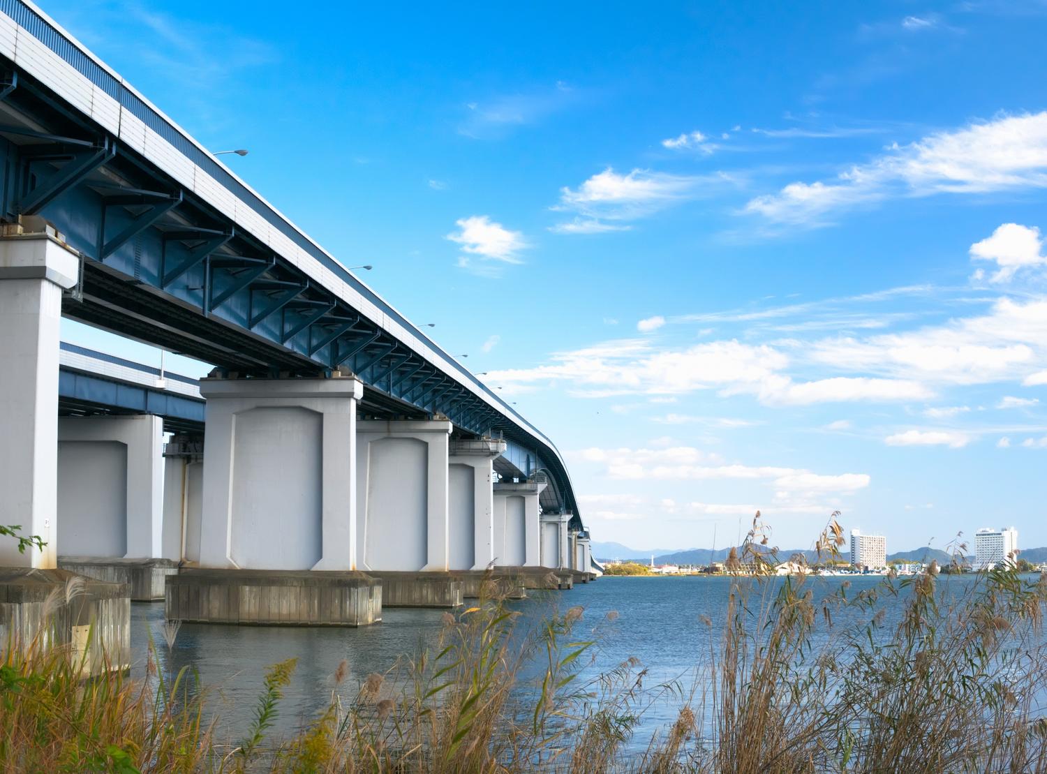 メロディーロードが設置されている琵琶湖大橋
