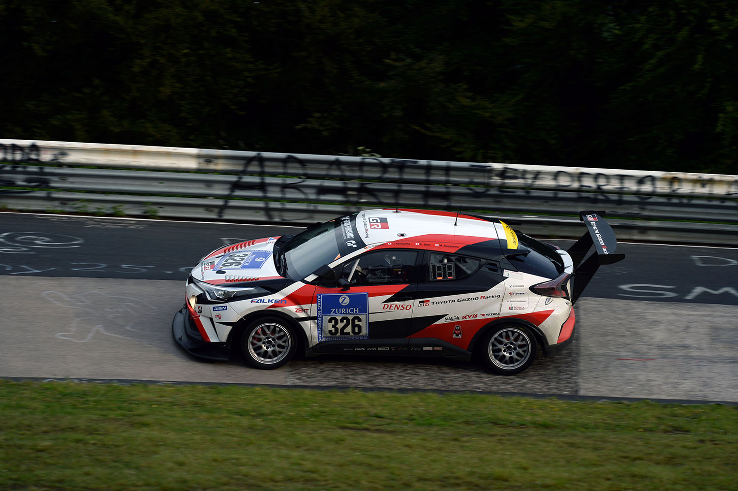 2016年のニュルブルクリンク24時間レースに投入されたトヨタC-HRレーシング