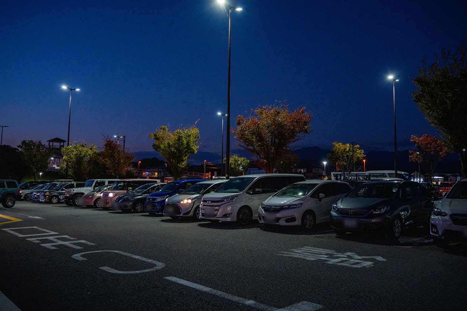 夜間のサービスエリアの駐車場