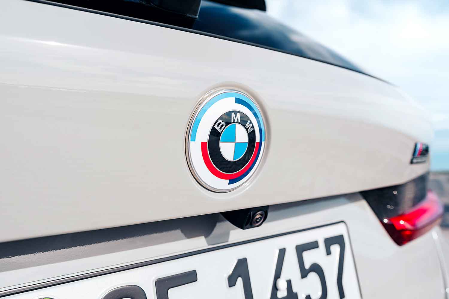 BMW M社の創立50周年を記念した特別エンブレム