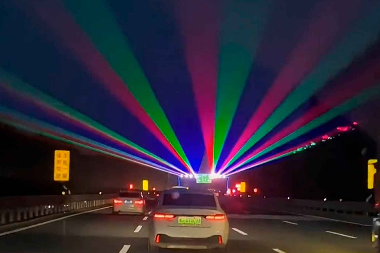 中国・山東省が高速道路に導入した「眠気防止七色ビーム」 〜 画像1