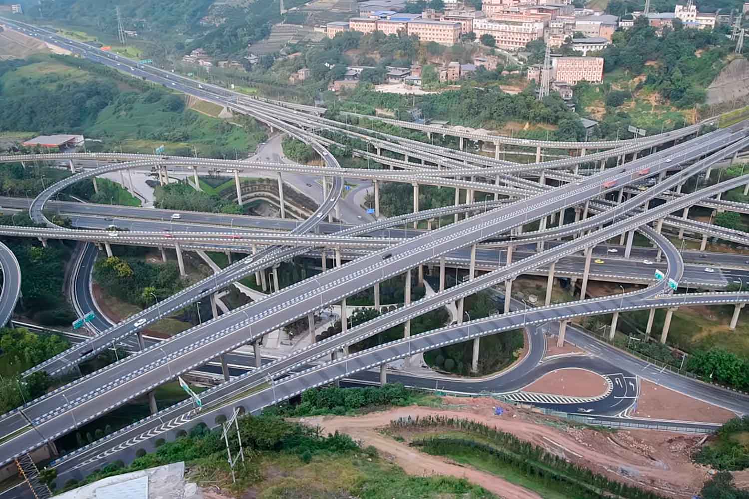 重慶の黄桷湾立体交差橋 [提供：Aerial China:The most complicated overpass in Chongqing-Huangjuewan Interchange重慶最複雜的立交橋——黃桷灣立交]