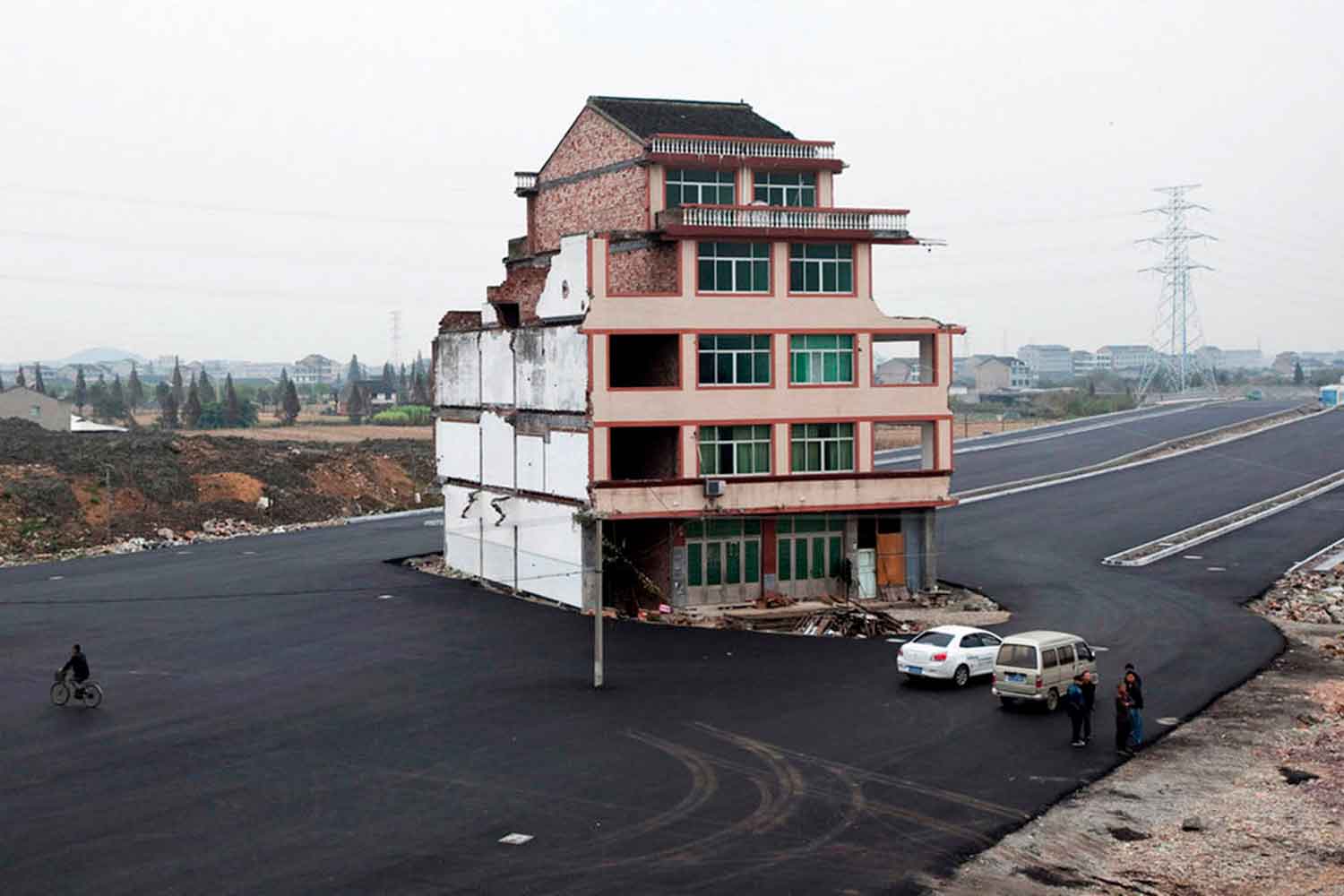 中国・浙江省の高速道路上に建つ個人の家 〜 画像6