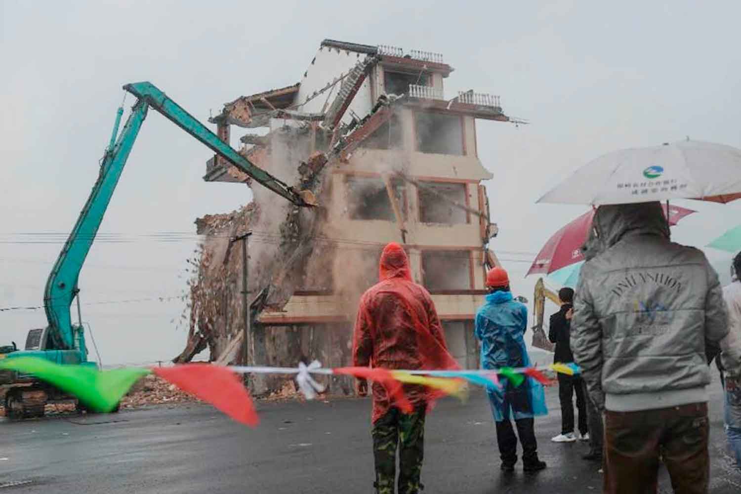 中国・浙江省の高速道路上に建つ個人の家が取り壊される写真 〜 画像7