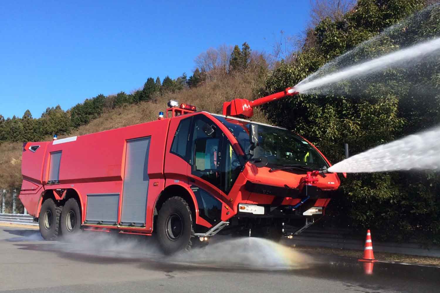 空港用化学消防車の放水している写真