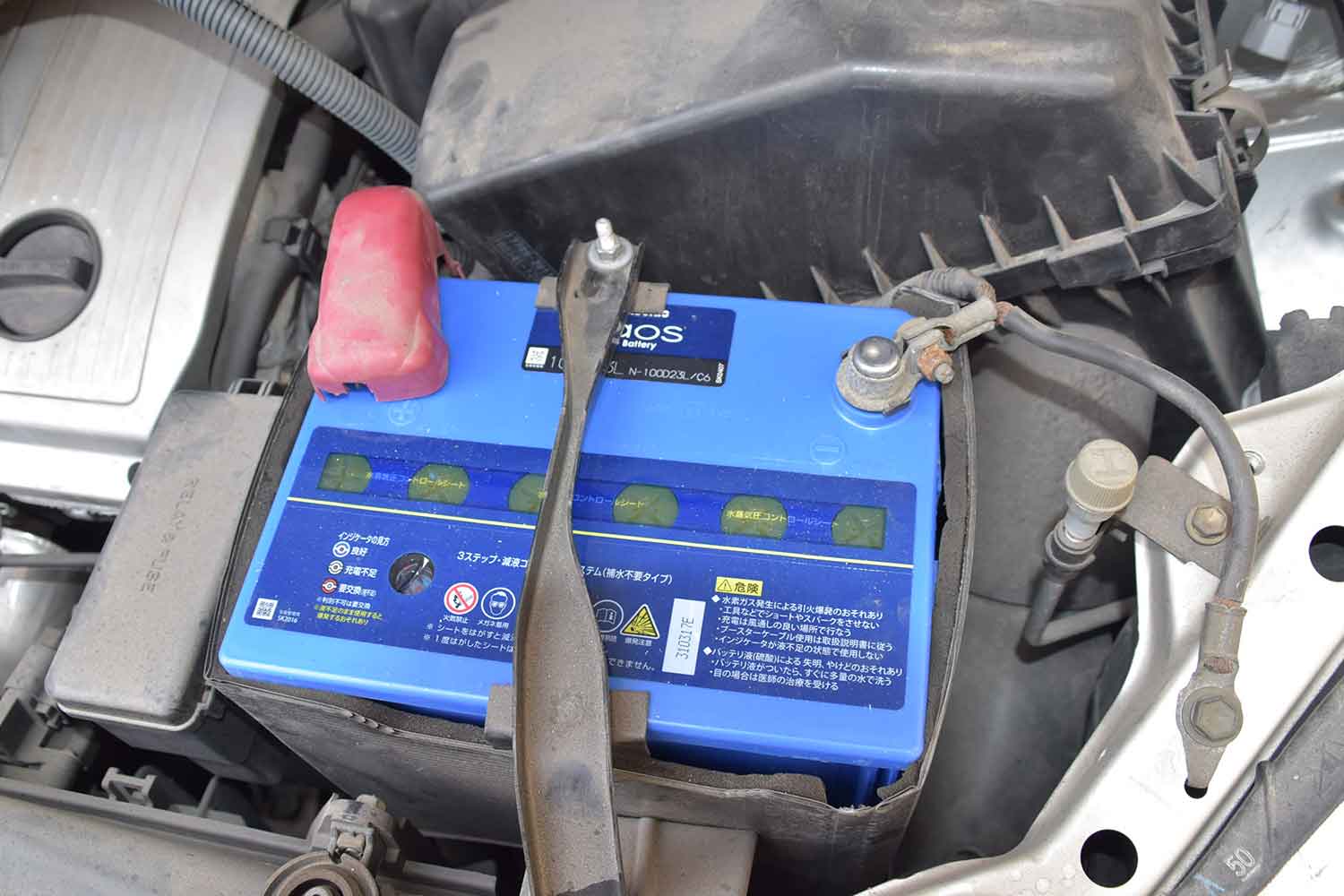 パナソニック製の自動車用バッテリー「caos（カオス）」を搭載している写真