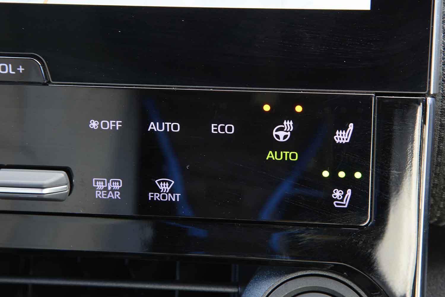 トヨタbZ4Xのシートヒーターとステアリングヒーターのボタン