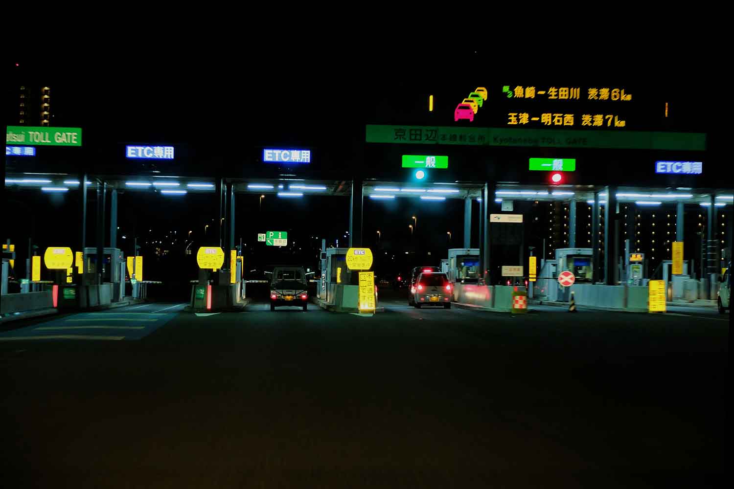 夜間の高速道路の料金所のイメージ写真