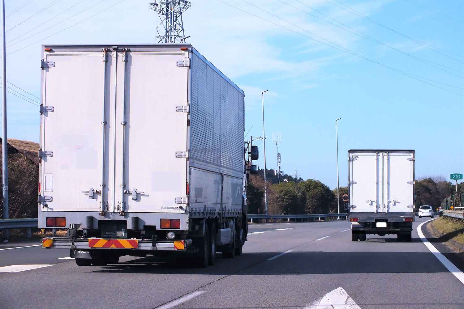 高速道路を走行する2台の大型トラック 〜 画像4