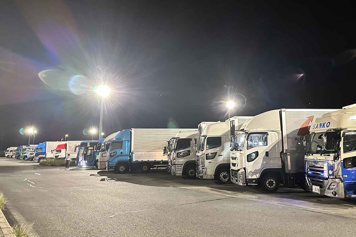 夜間のサービスエリアに駐車している複数台の大型トラック 〜 画像5