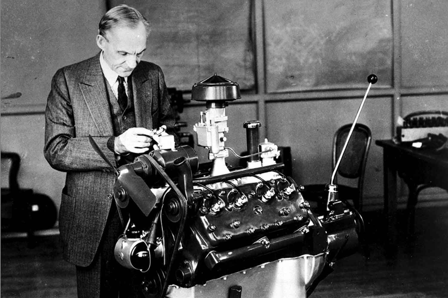 フォードの創業者であるヘンリー・フォードとV8エンジン