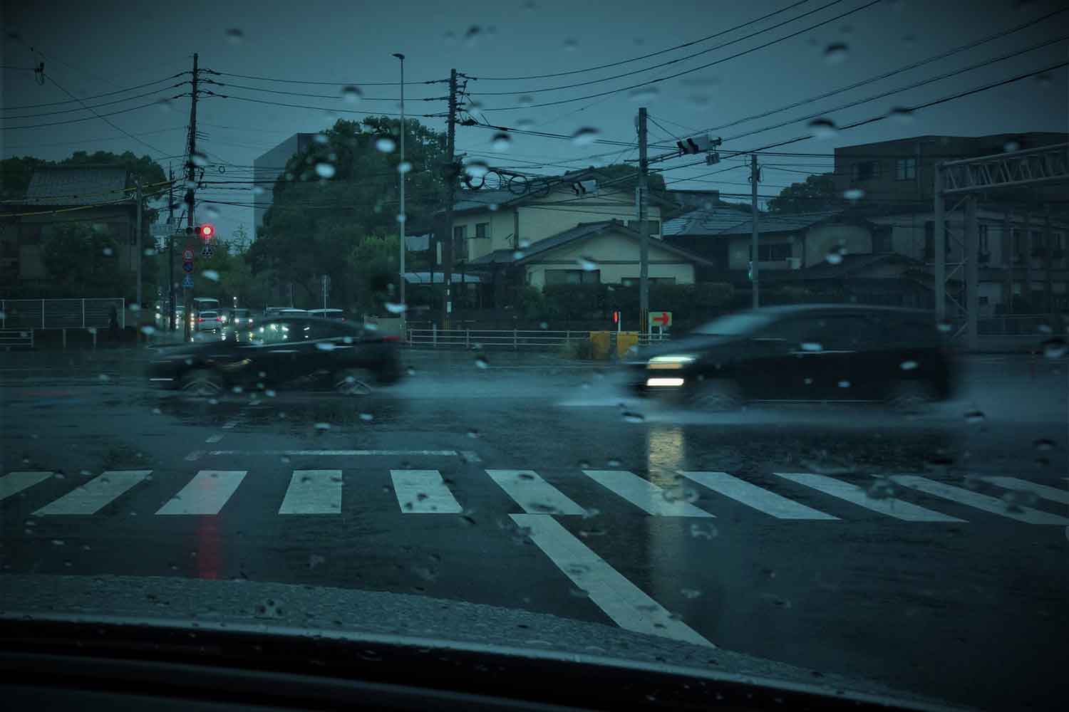 雨の一般道路のイメージ写真