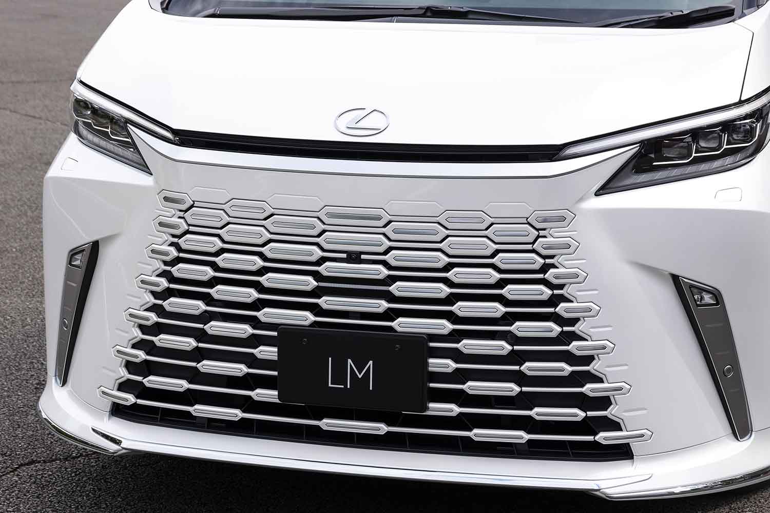 レクサスLMはライバル不在の孤高の存在!? 頑張って国産車からライバル車種を探してみた 自動車情報・ニュース WEB CARTOP