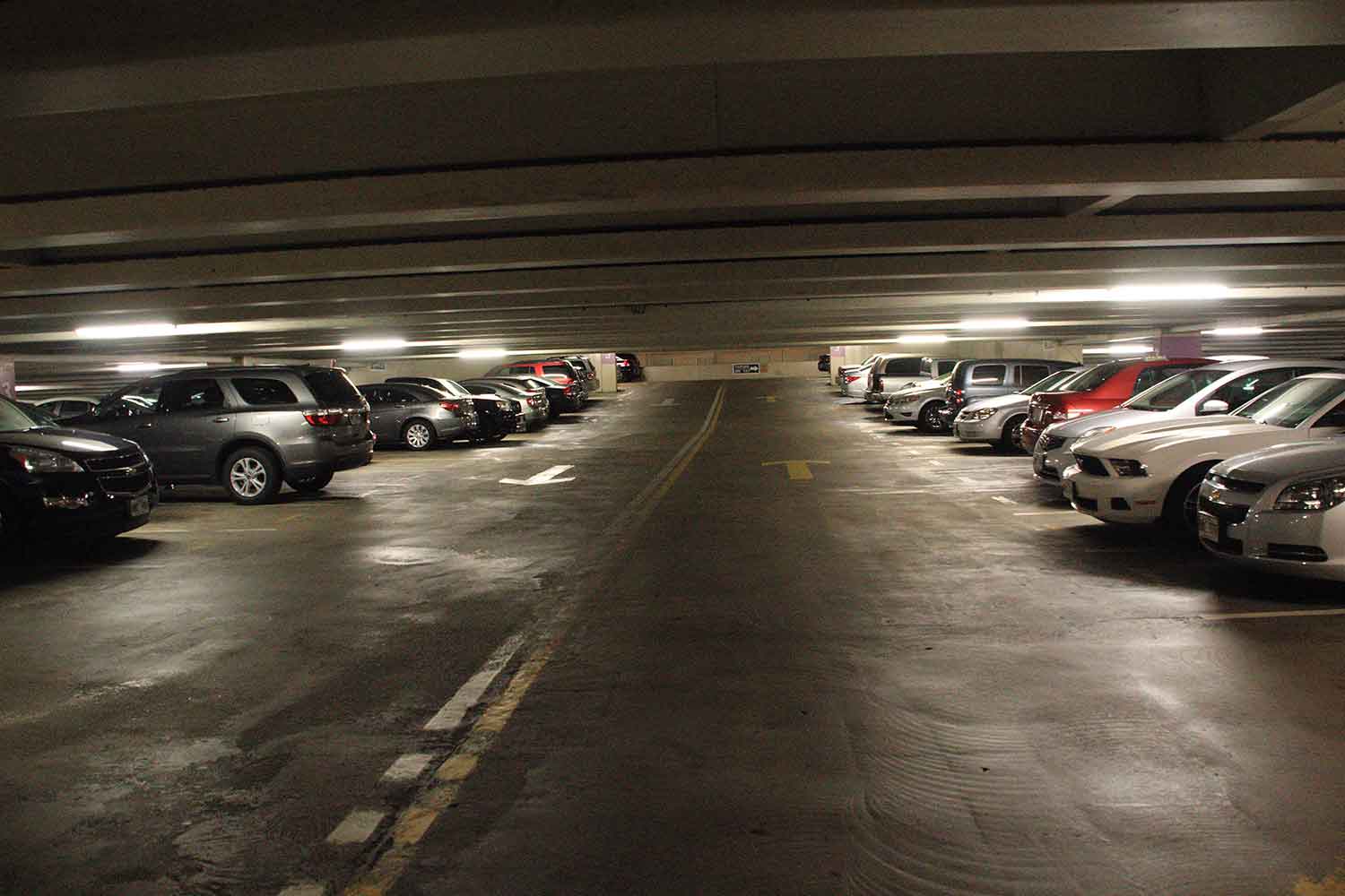 アメリカの屋内駐車場のイメージ写真
