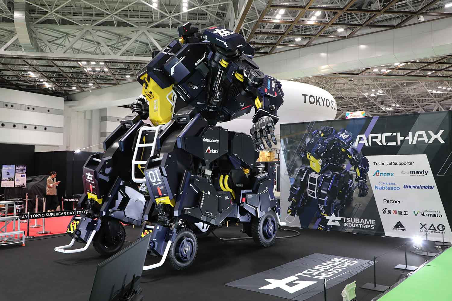 ツバメインダストリ株式会社が開発した搭乗操作型ロボット「ARCHAX（アーカックス）」