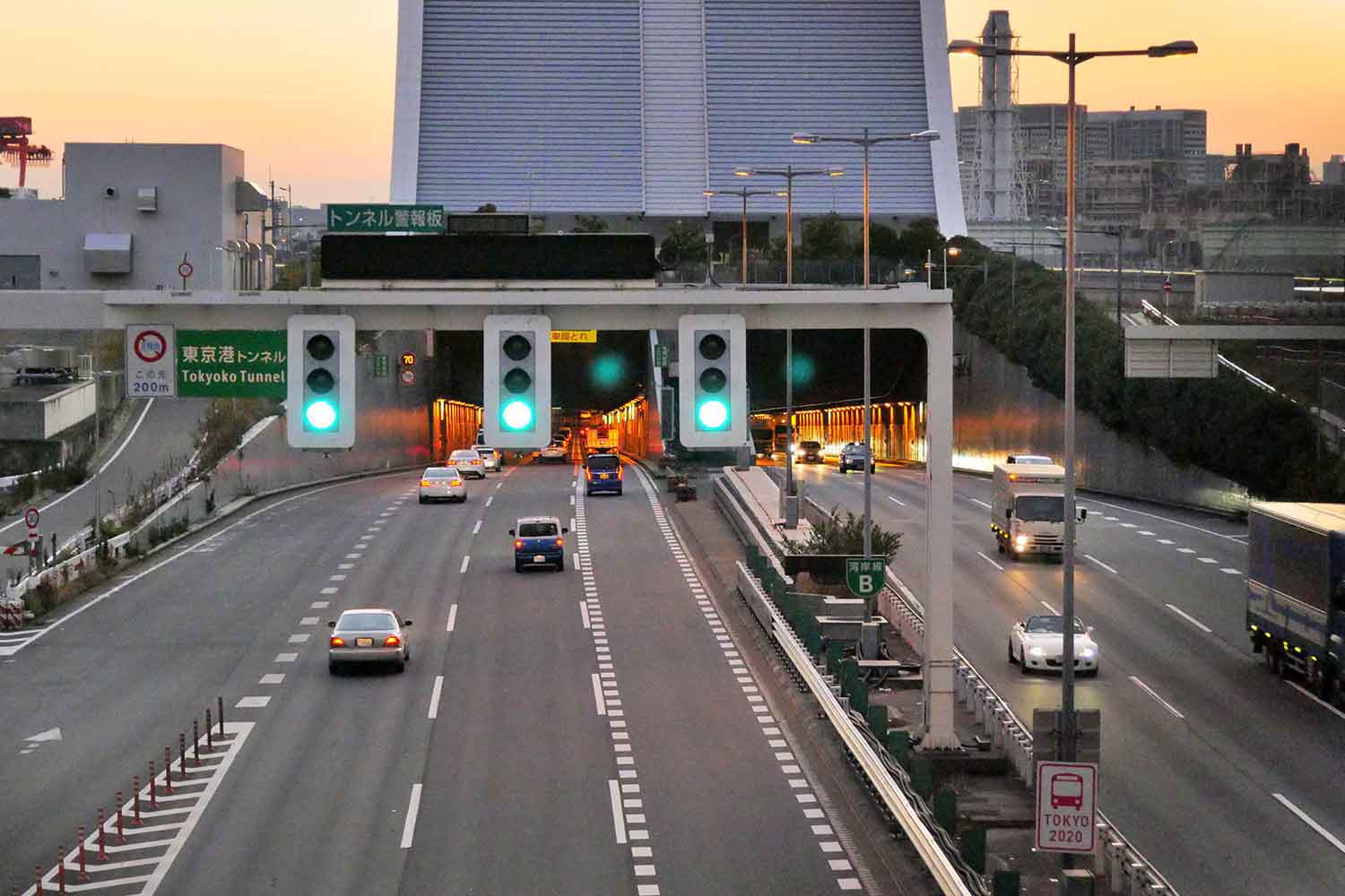 高速道路のトンネル前に設置された信号機 〜 画像2