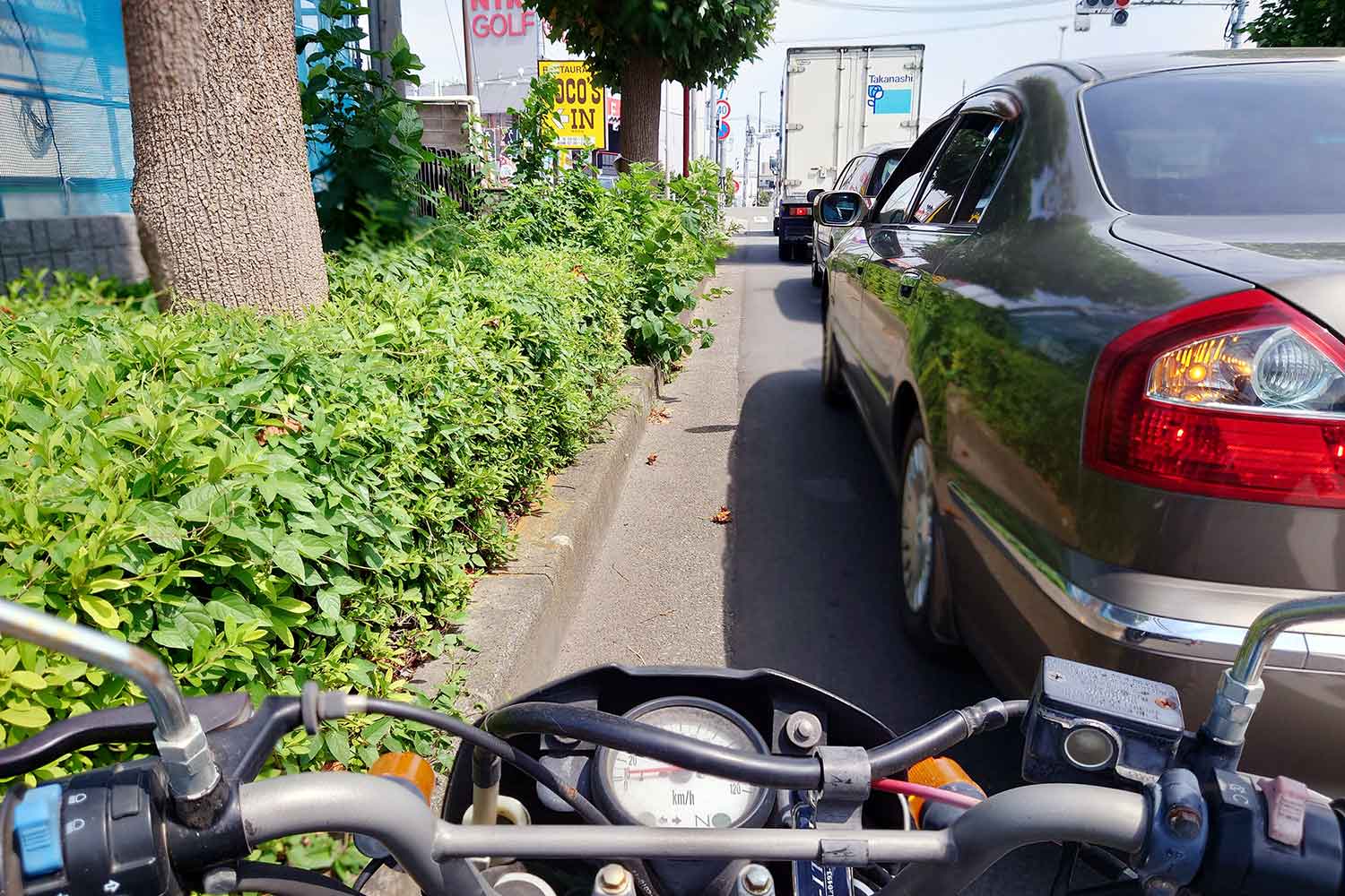 路肩側にいるバイクのイメージ写真 〜 画像4