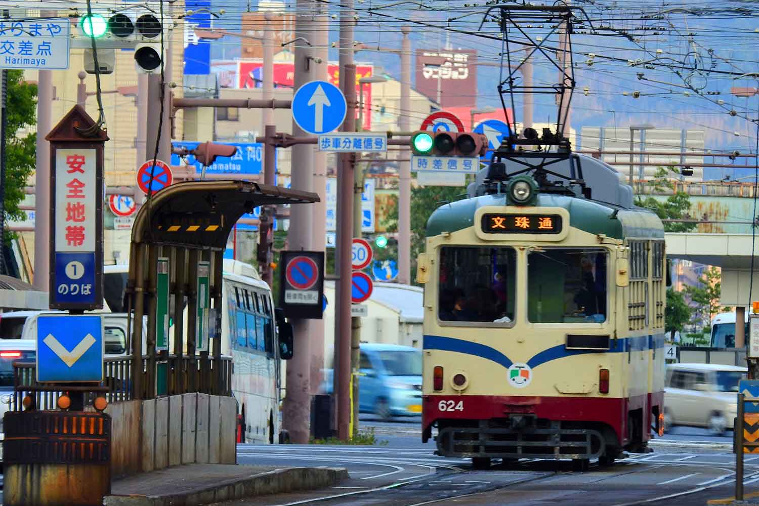 町中を走行する路面電車とプラットホーム 〜 画像4