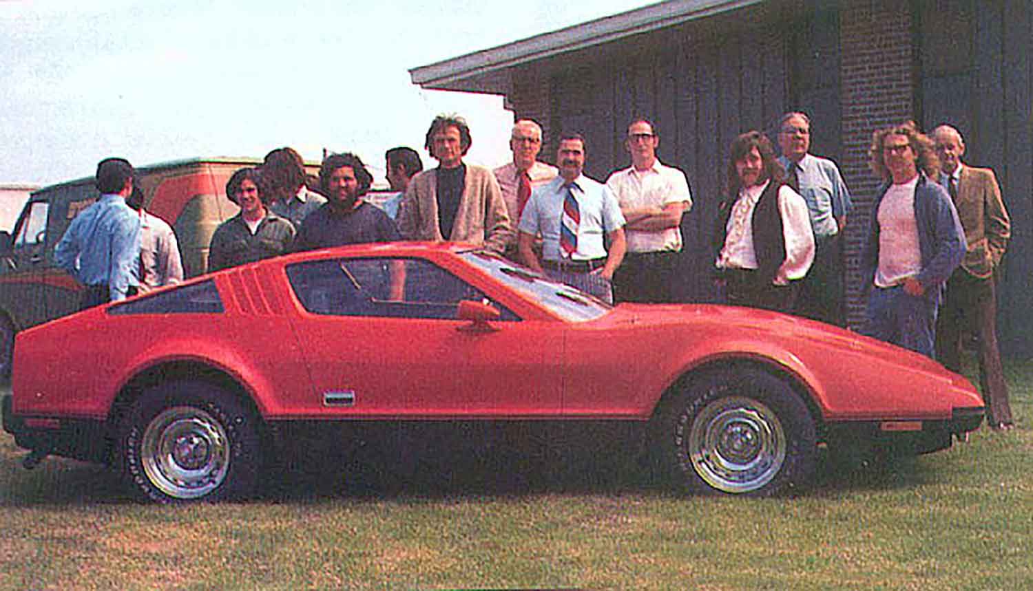 ブリックリン氏が設立したゼネラル・ビークルズの社員たちとブリックリン SV-1のプロトタイプ車両