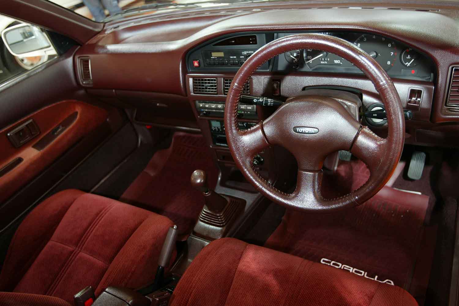 トヨタ・カローラ（6代目）の赤い内装
