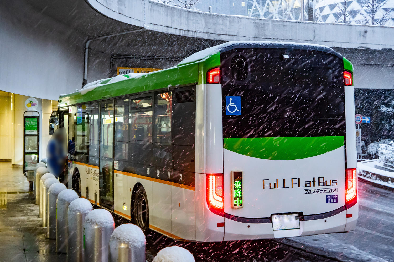 スカニア製フルフラット都営バスの写真