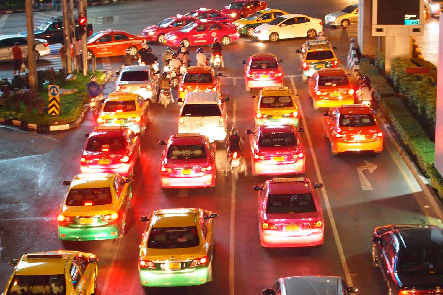 バンコク市内を走行する複数台のタクシーのイメージ写真