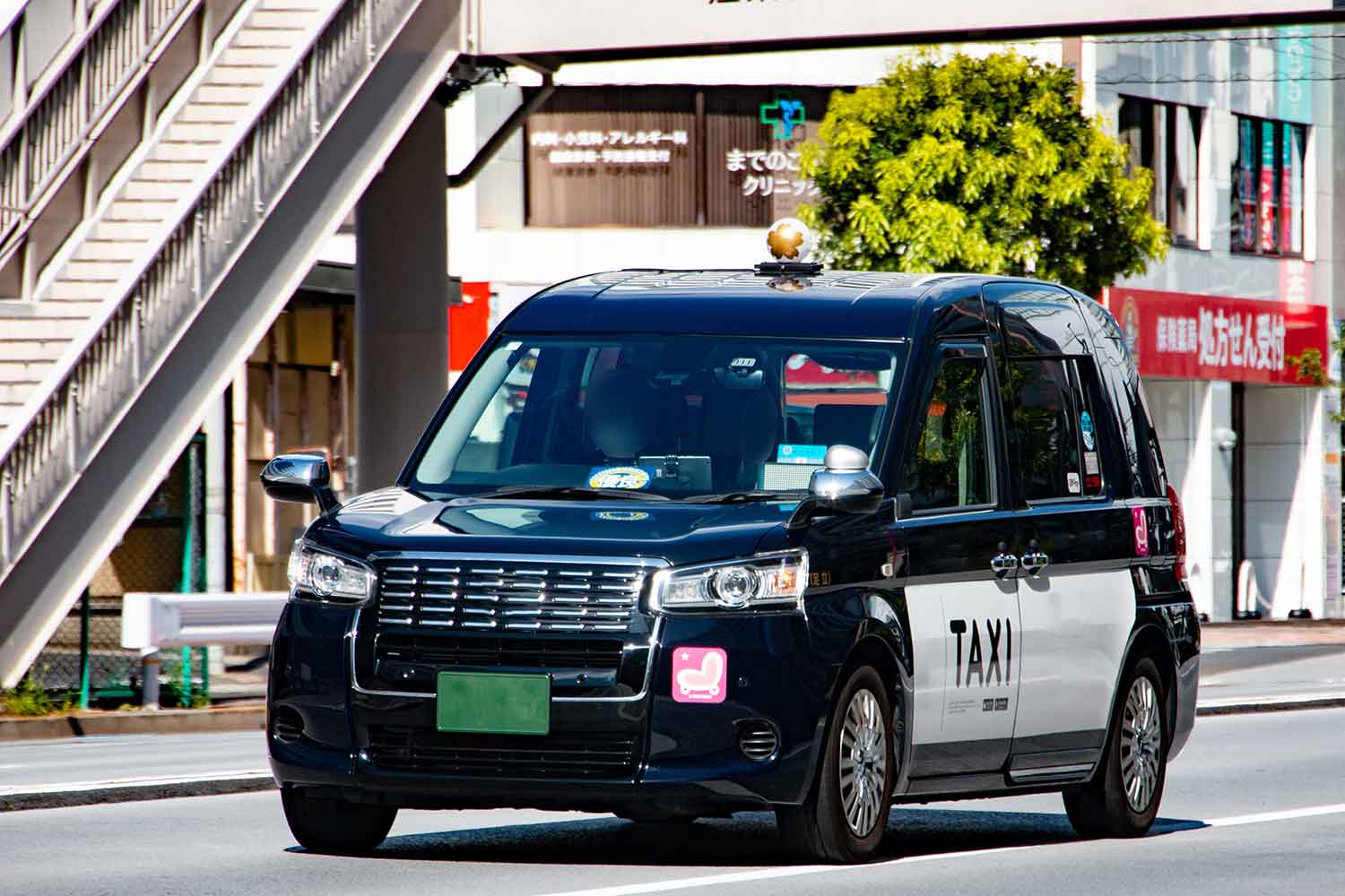 都内を走行するトヨタJPNタクシーのイメージ写真