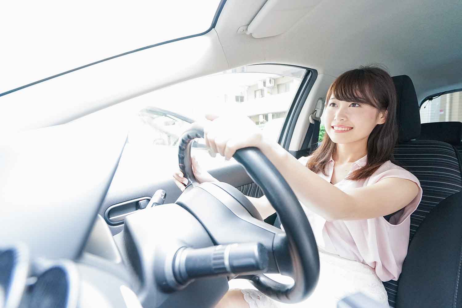 運転している女性ドライバーのイメージ写真