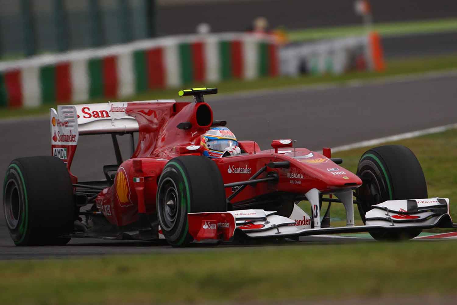 2010年のフェラーリに在籍していたフェルナンンド・アロンソ選手の走行写真