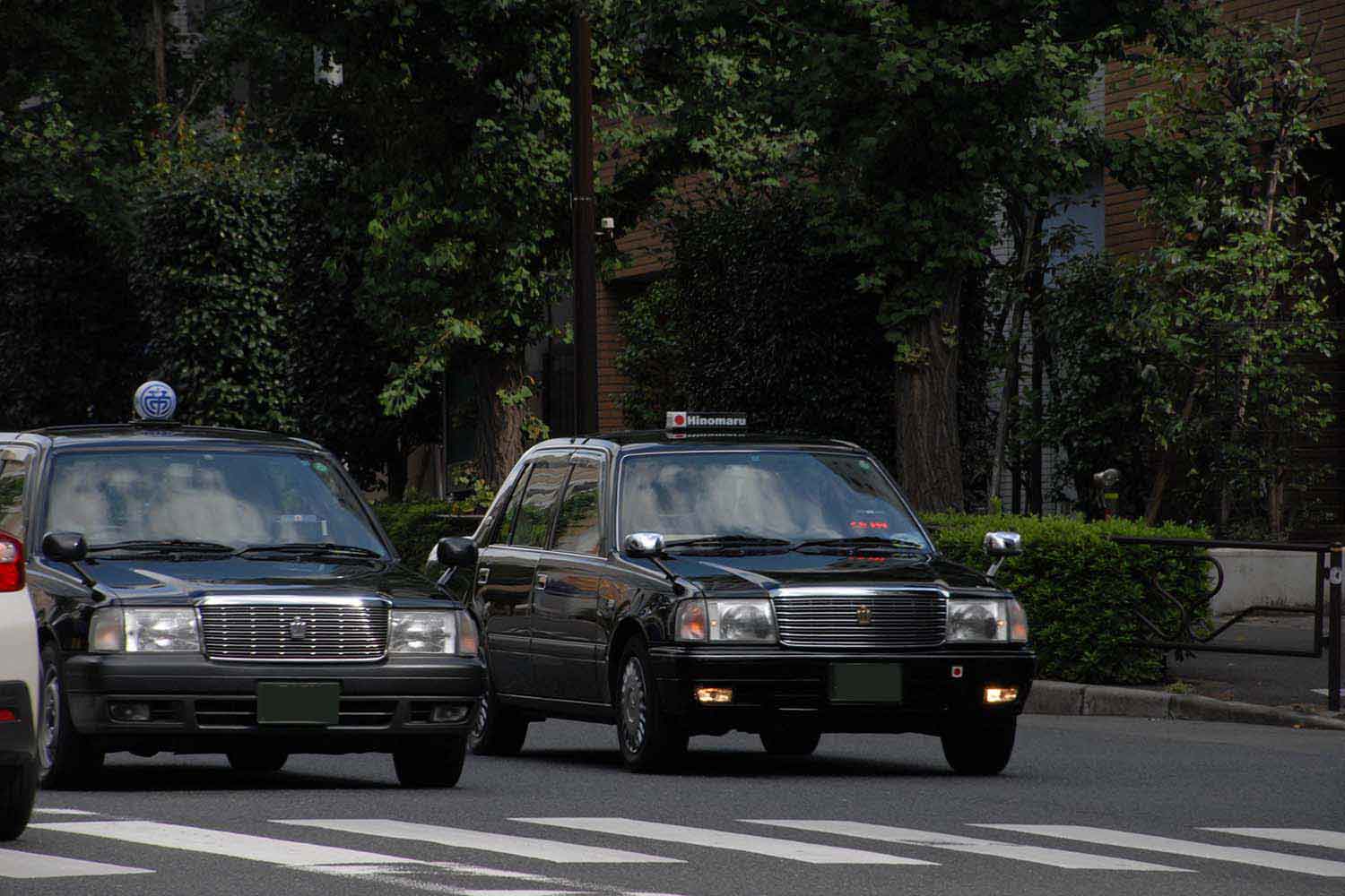 2台横並びになったタクシー 〜 画像1