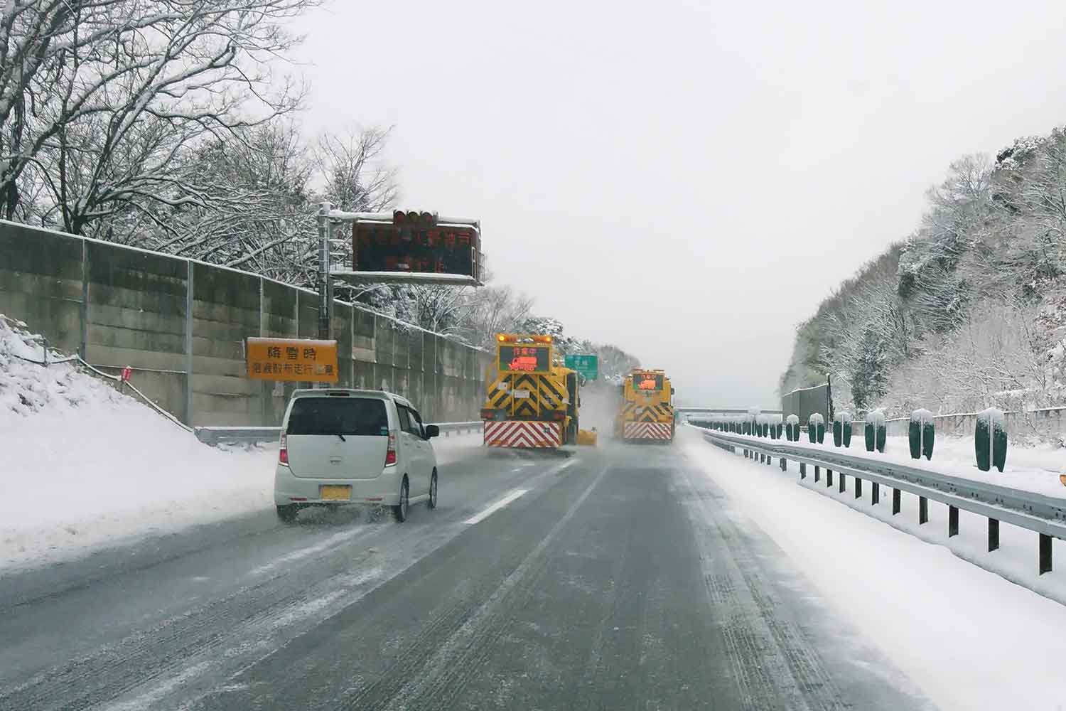 高速道路で除雪作業を行う除雪車のイメージ写真