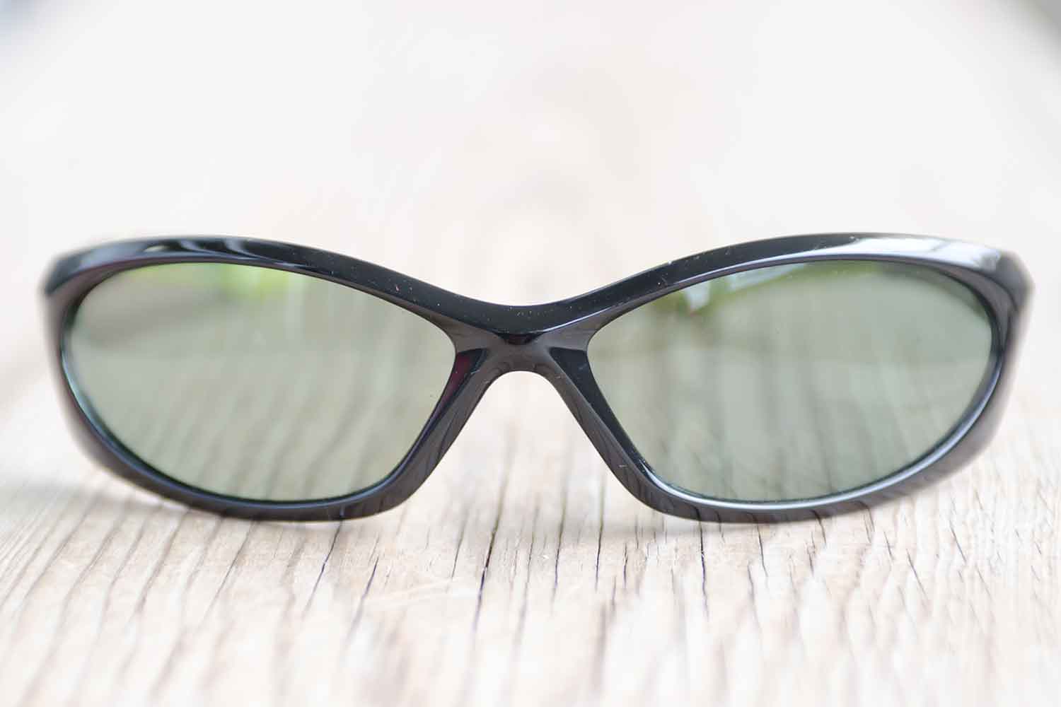 グレー系レンズのサングラス