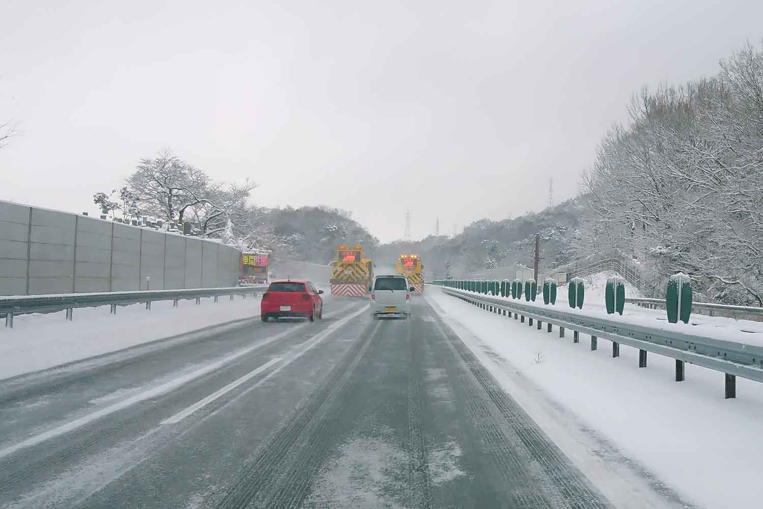 除雪された高速道路のイメージ写真