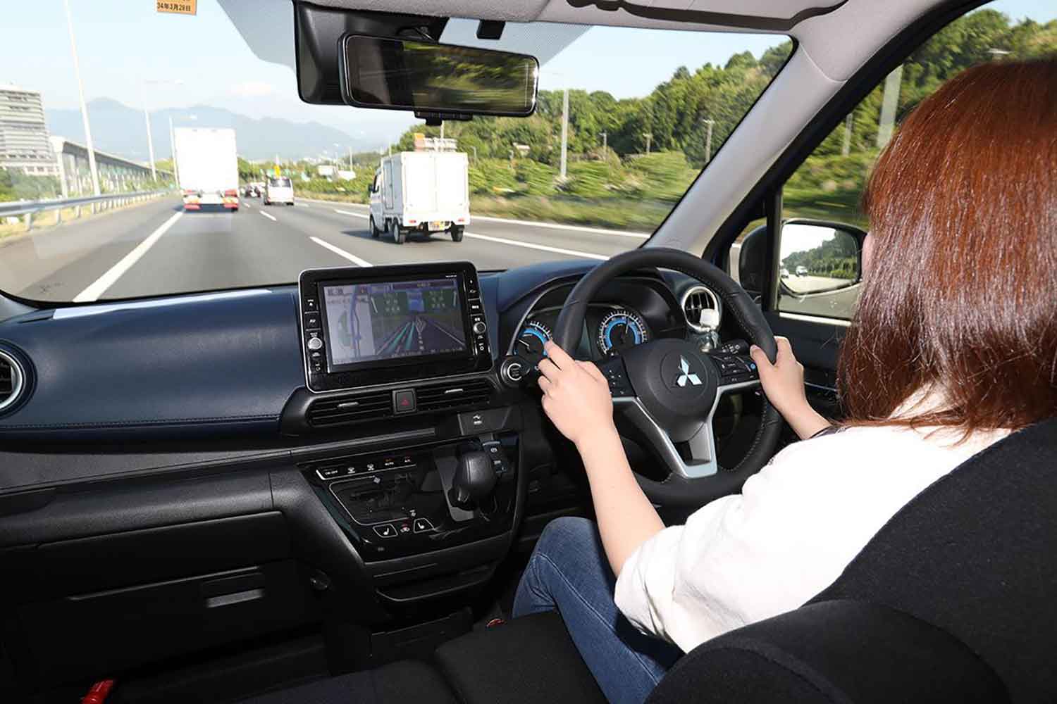 高速道路を走行する女性ドライバー 〜 画像3