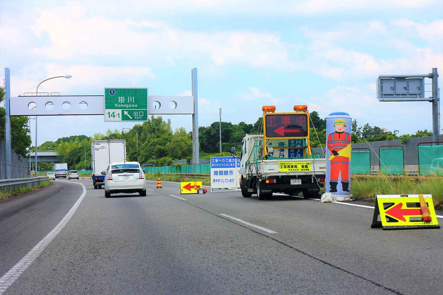 高速道路の工事車線規制のイメージ写真