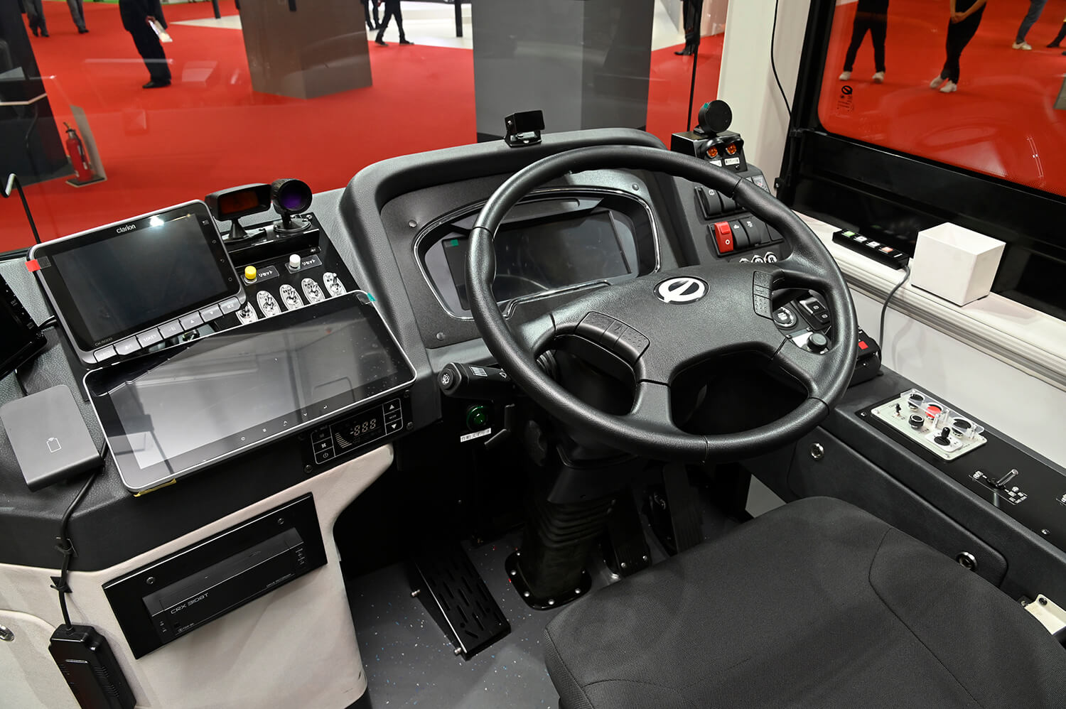 EVモーターズ・ジャパンのEVバス「F8シリーズ2-シティバス」の運転席