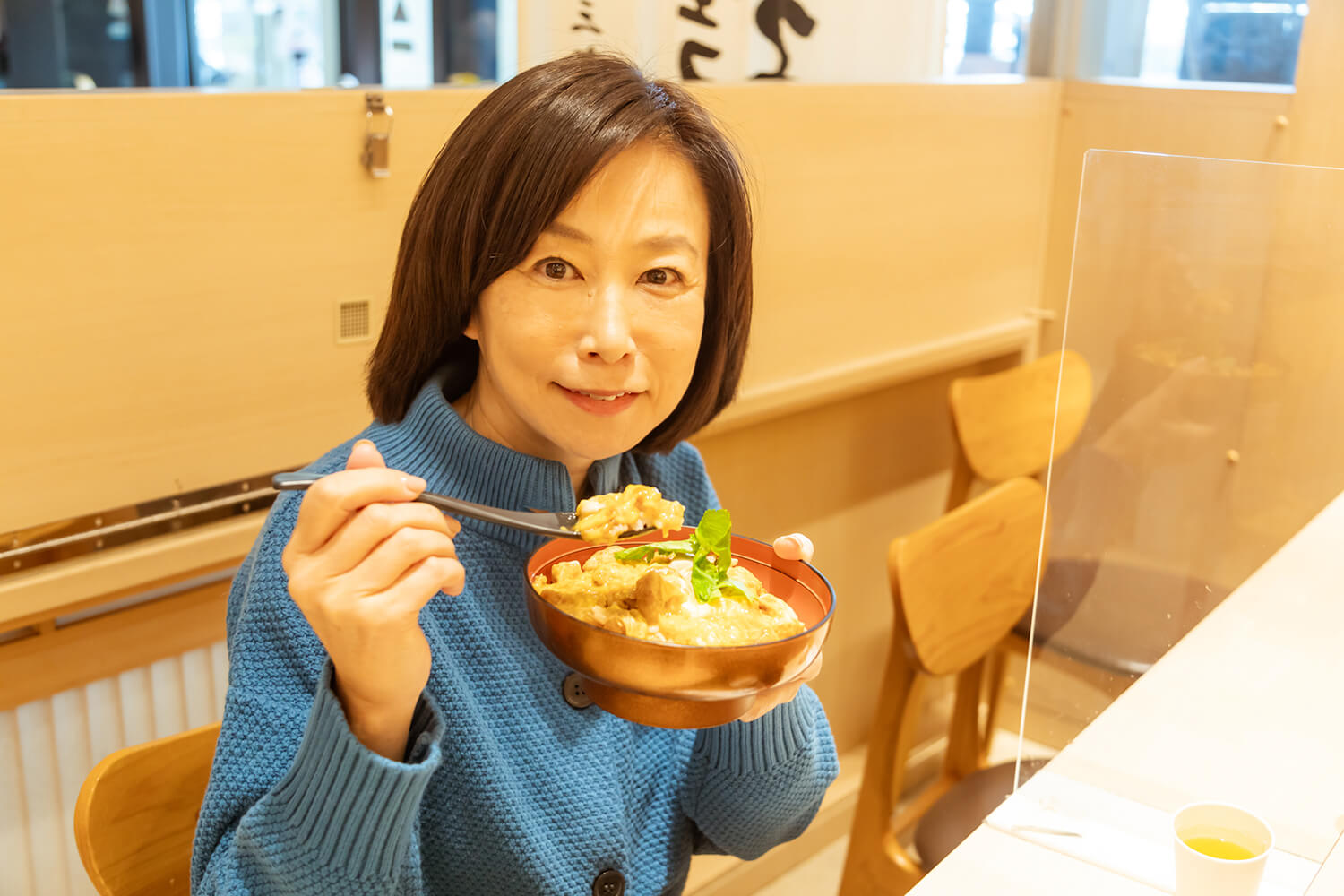 親子丼で朝食を摂る飯田裕子さん 〜 画像6