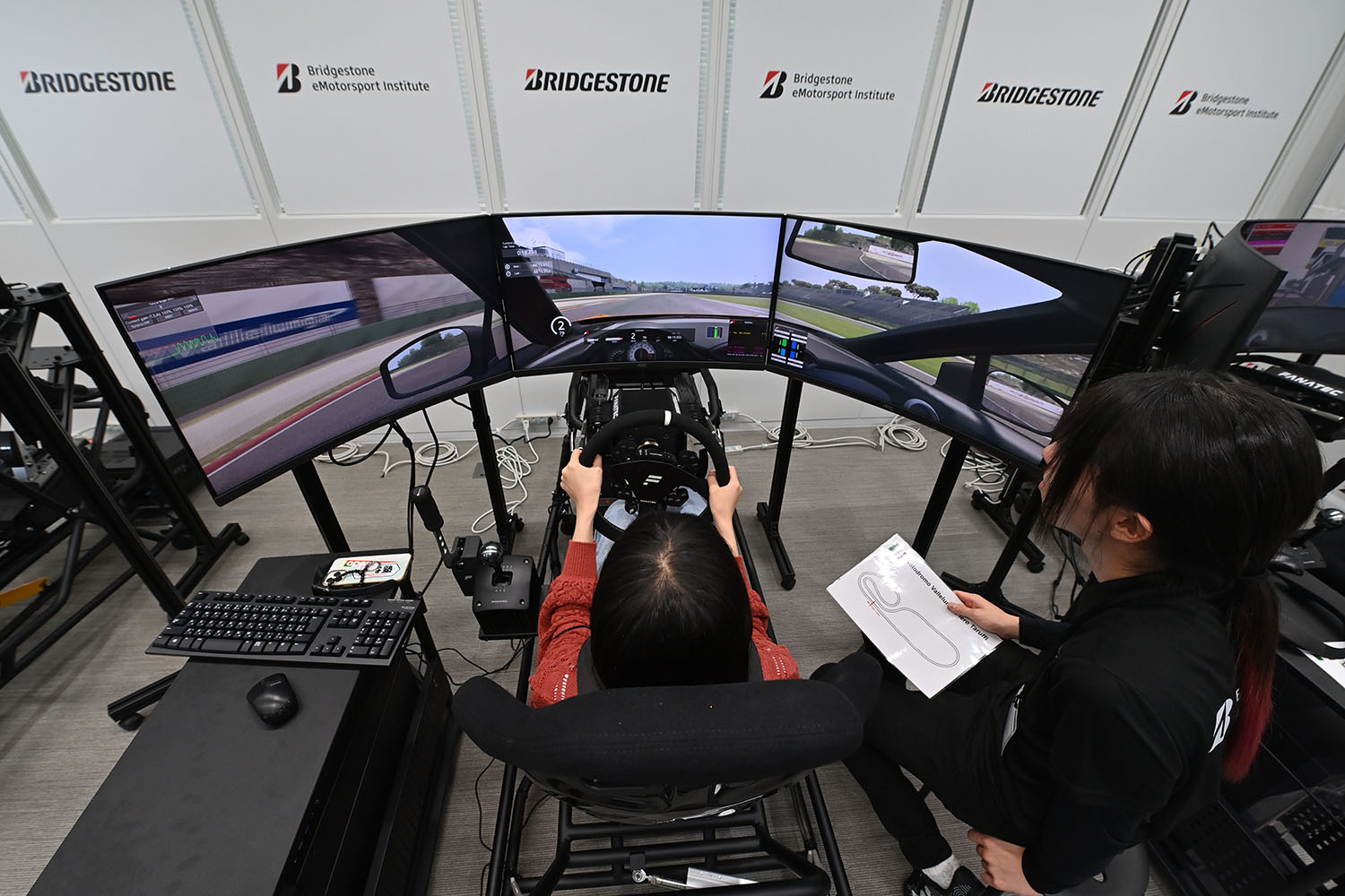 超本格的ドライビングシミュレーターを使った「Bridgestone eMotorsport Institute」 〜 画像10