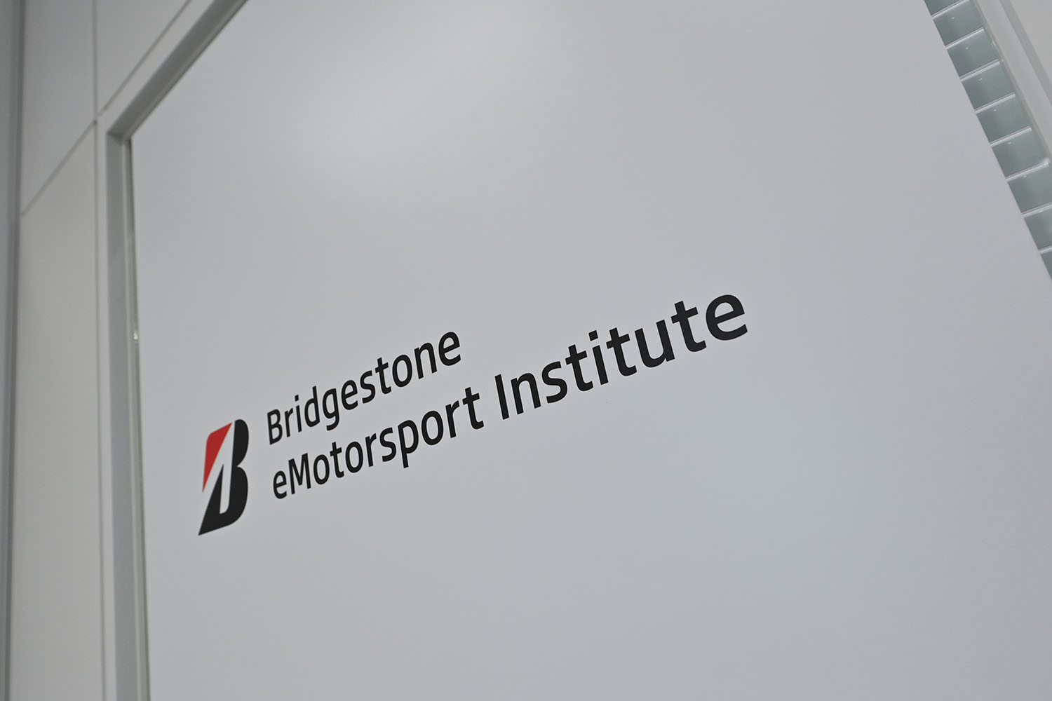 Bridgestone eMotorsport Instituteの看板