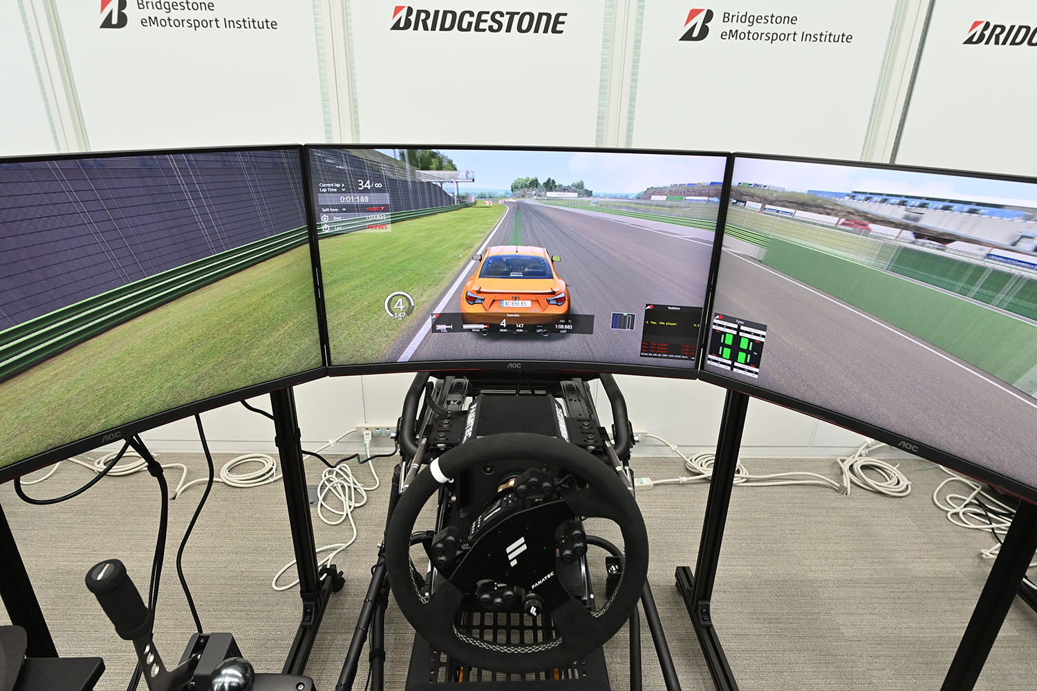 超本格的ドライビングシミュレーターを使った「Bridgestone eMotorsport Institute」 〜 画像12