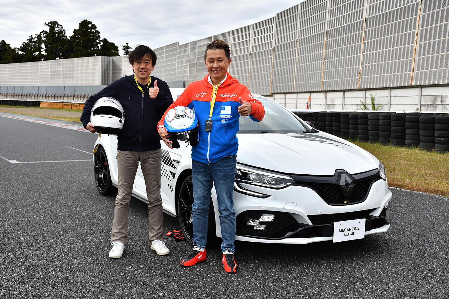 レーシングドライバーの桂伸一さんとWEB CARTOPの石田さんとルノー・メガーヌR.S.のフロントスタイリング