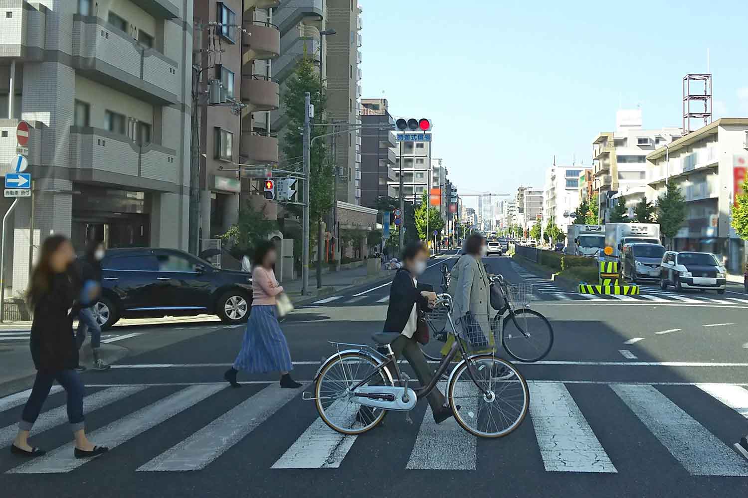 横断歩道を通行する歩行者と自転車のイメージ写真